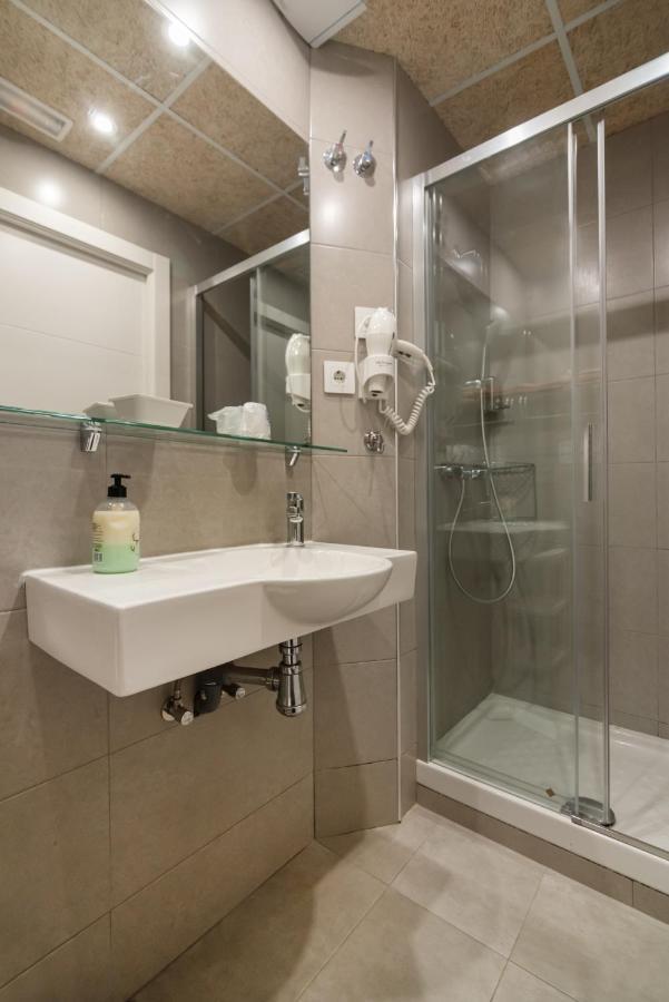 ברצלונה Hostal House מראה חיצוני תמונה